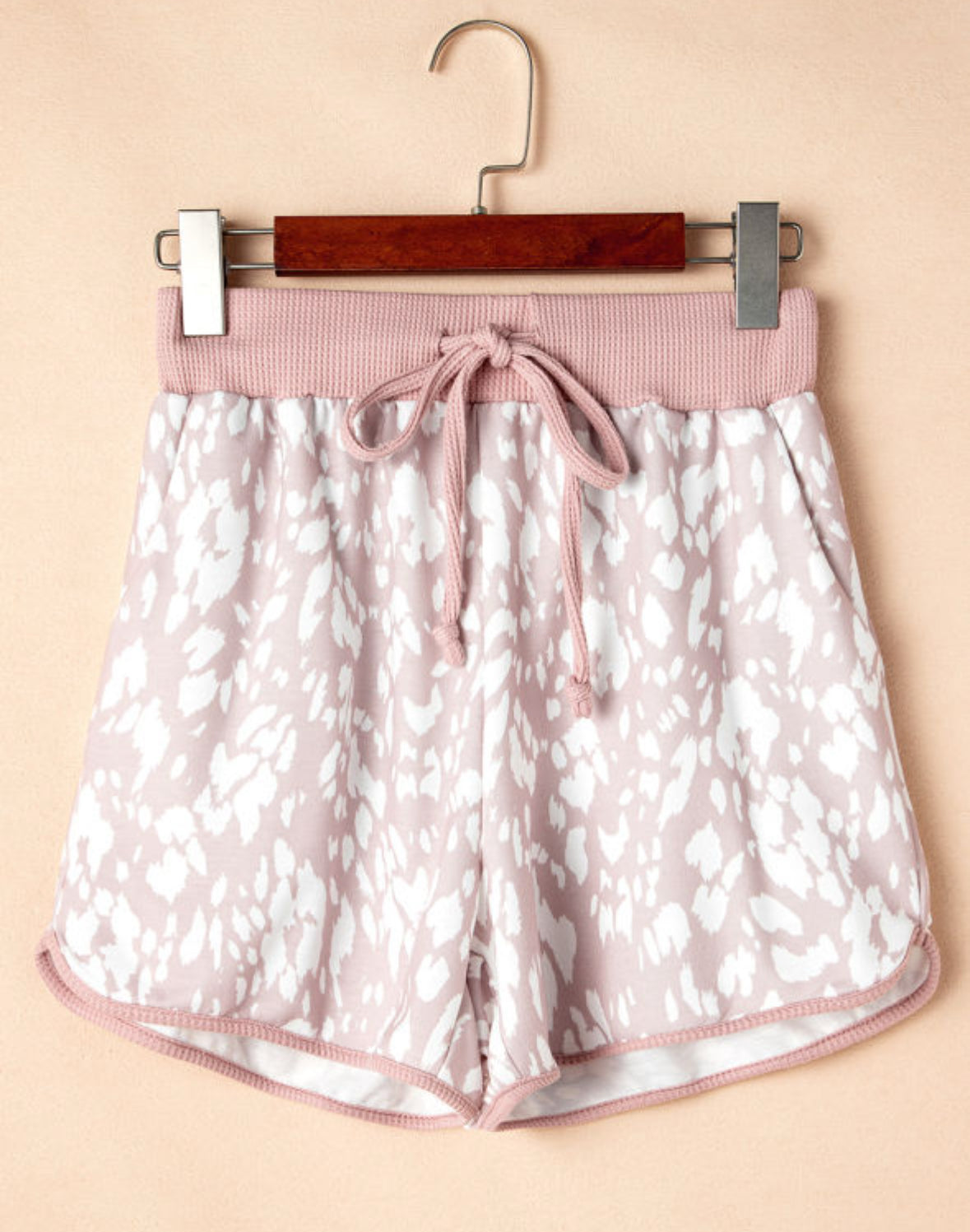 Pale Classic - leopard shorts