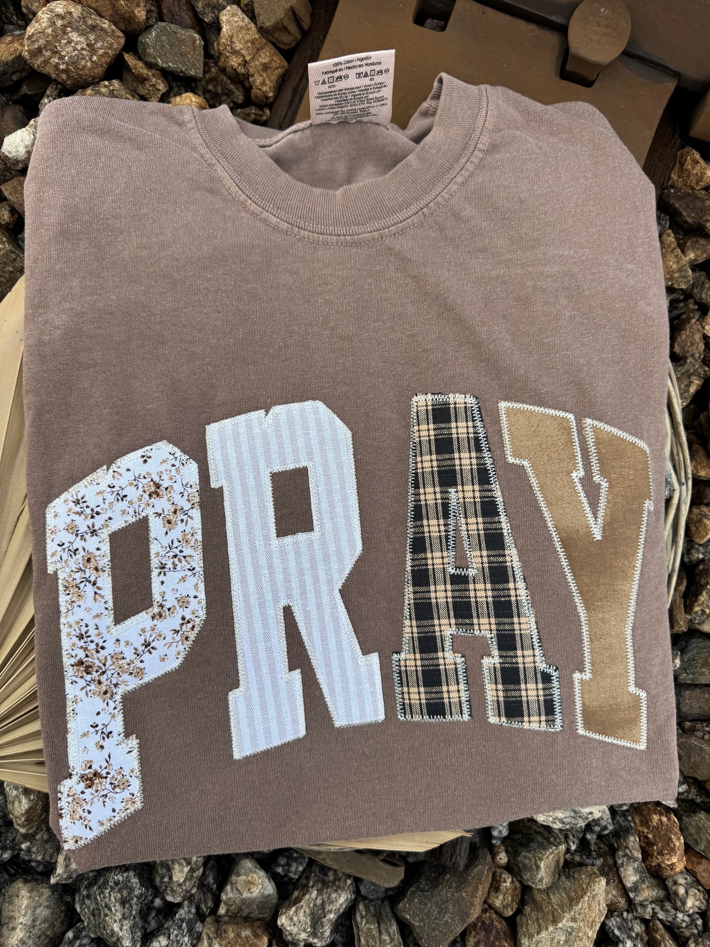 PRAY - appliqué embroidery tee